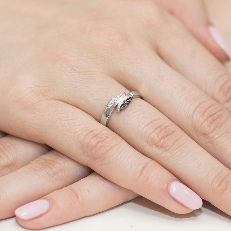 Inel Aur 9K cu Diamante Naturale Albe si Negre 0.03 ct