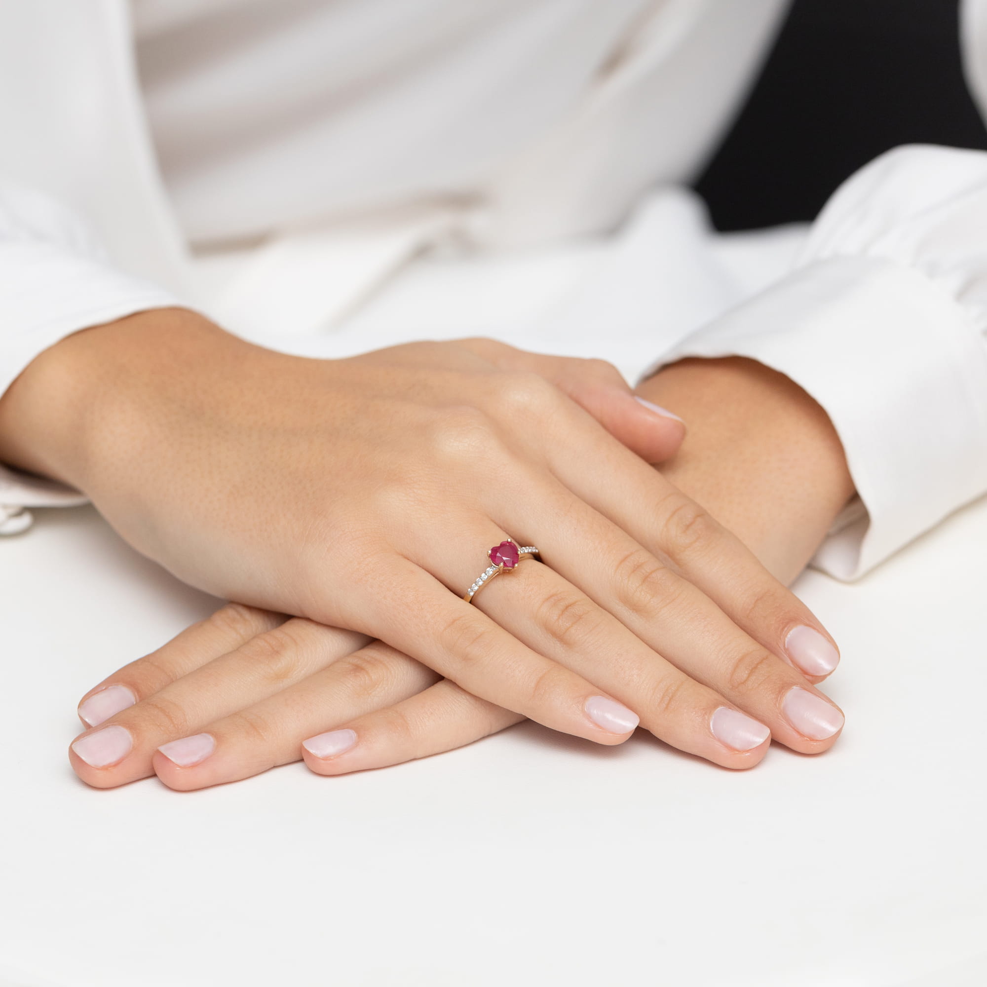 Inel Aur 9K cu Rubin 1.10 ct si Diamante Naturale 0.10 ct