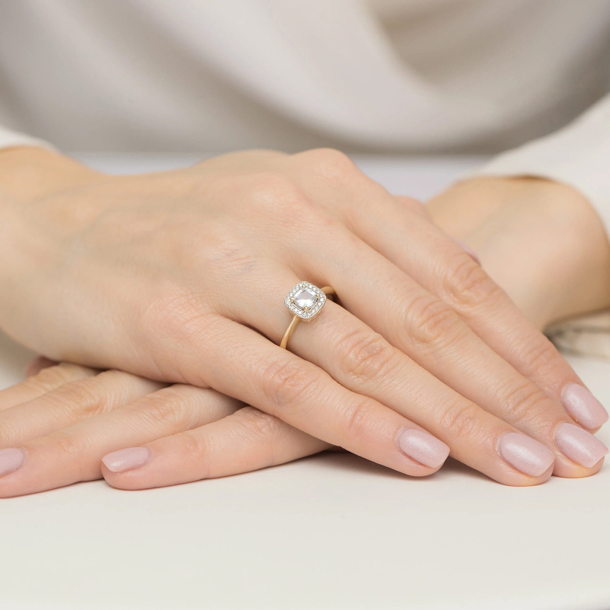 Inel Aur 9K cu Safir Alb 0.70 ct si Diamante Naturale 0.10 ct