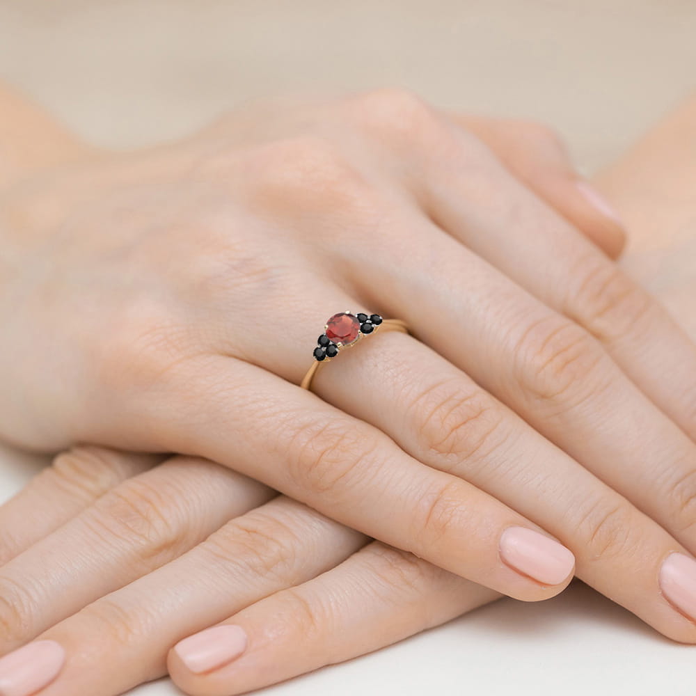 Inel Aur 14K cu Granat 0.60 ct si Diamant Negru 0.18 ct